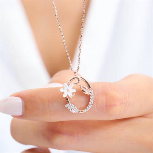 سلسال فضة راقي مطلي بالذهب، يحمل حرف (O) مرصّع بفص...