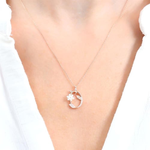 قلادة فضة أنيقة بجمال زهرة و أوراق جذابة مطعمة بفص...