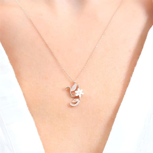 سلسال فضة راقي مطلي بالذهب، يحمل حرف (y) مرصّع بفص...