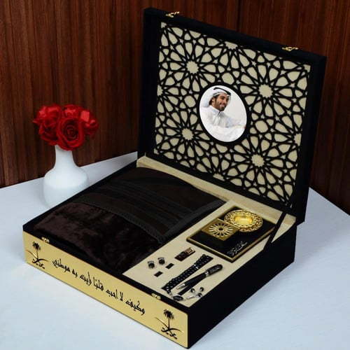 بوكس إهداء شتوي فاخر يتميز بخلفية خشبية راقية و وا...