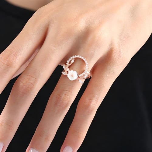 خاتم أنيق مصاغ بشكل زهرة - فضة مطلية ذهب ومطعمة بف...