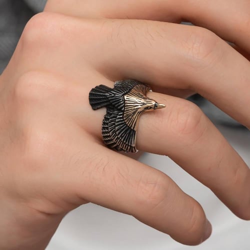 خاتم راقي بصياغة مميزة شكل النسر من الفضة الخالصة...