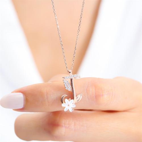 سلسال فضة راقي مطلي بالذهب، يحمل حرف (J) مرصّع بفص...