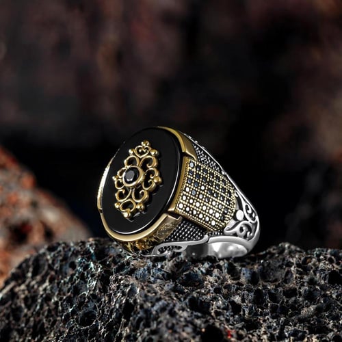 خاتم راقي من الفضة الخالصة مصاغة بنقش مميز ومرصع ب...