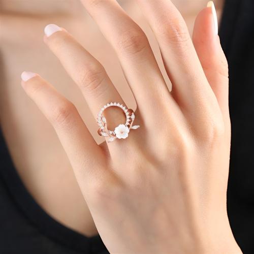 خاتم أنيق مصاغ بشكل زهرة - فضة مطلية ذهب ومطعمة بف...