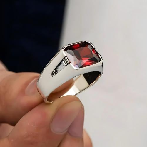 خاتم فضة أنيق بصياغة ناعمة و مرصع بحجر زركون أحمر...