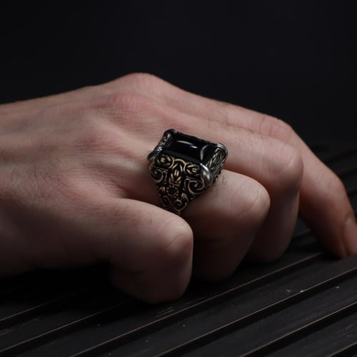 خاتم فاخر بحجر عقيق أسود مميز - مصاغ بنحت يدوي راق...