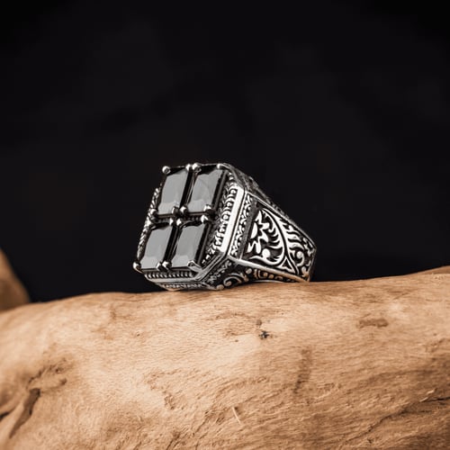 خاتم فضة فخم بصياغة مُزخرفة بارزة يتوسطها أربع قطع...