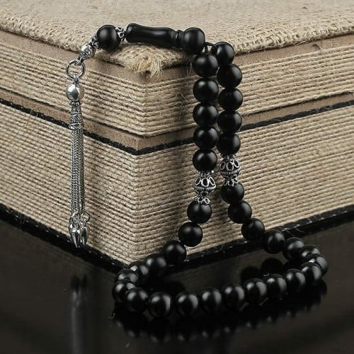 سبحة أنيقة من أحجار العقيق الأسود وبشرابة من الفضة...