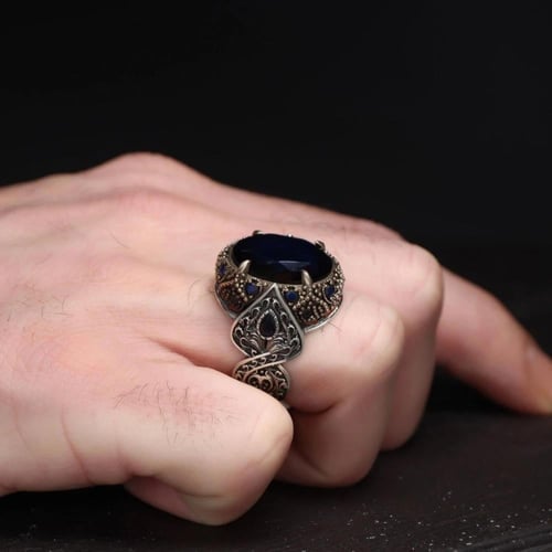 خاتم بصياغة فخمة من الفضة الخالصة مرصعة بحجر زركون...