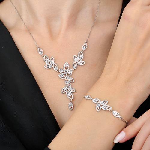 طقم فضة راقي بتصميم عصري مرصع بأحجار وفصوص السوارف...