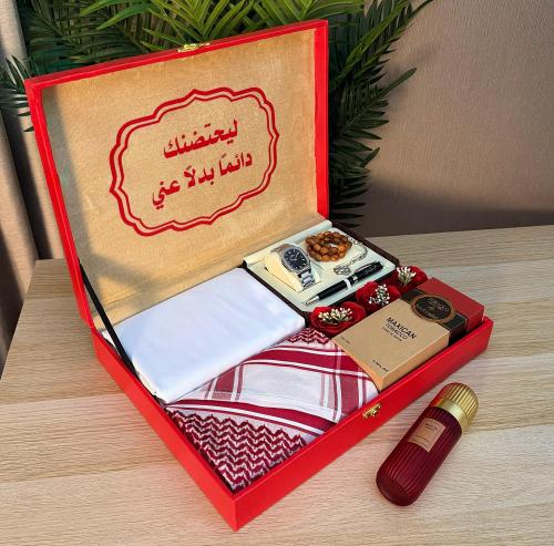 بوكس رجالي فخم بتصميم أنيق وتنسيق يليق بهدايا المن...