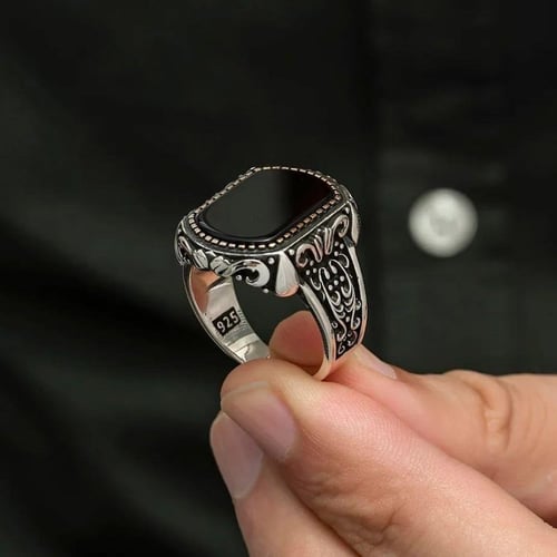 خاتم راقي بصياغة مميزة من الفضة الخالصة - بحجر عقي...