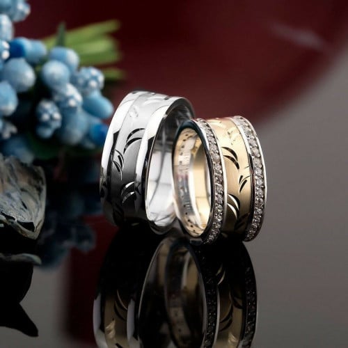 دبل بصياغة مميزة من الفضة المطلية ذهب ومطعمة بفصوص...