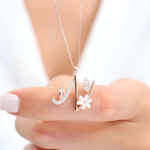 سلسال فضة راقي مطلي بالذهب، يحمل حرف (N) مرصّع بفص...