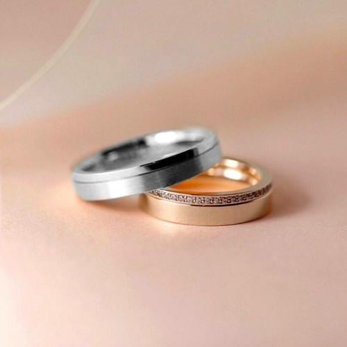 دبل أنيقة مصاغة من الفضة الخالصة ومطعمة بفصوص سوار...