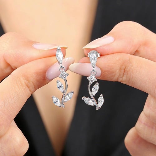 طقم فضة نسائي راقي بتفاصيل دقيقة وأحجار سوارفيسكي...