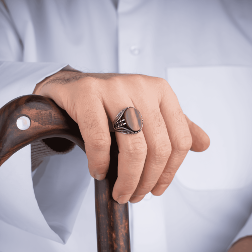 خاتم عصري مصاغ بتفاصيل هندسية راقية ومرصع بحجر عقي...