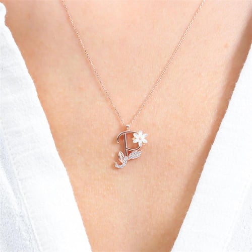 سلسال فضة راقي مطلي بالذهب، يحمل حرف (P) مرصّع بفص...