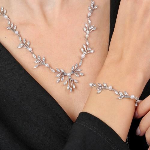 طقم فضة مصاغ بلمسة من الفخامة مرصع بأججار اللؤلؤ و...