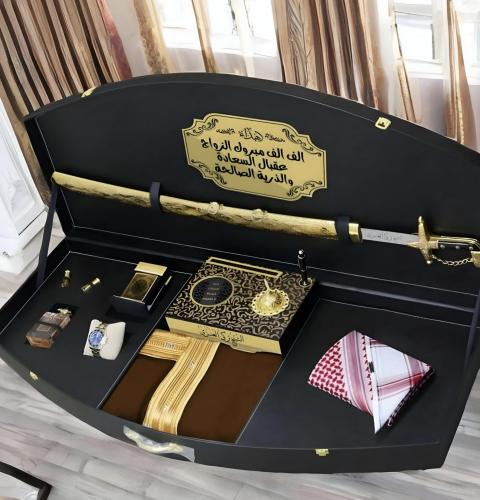 بوكس ملكي تذكاري فخم يحوي مجموعة منتجات رجالية ممي...