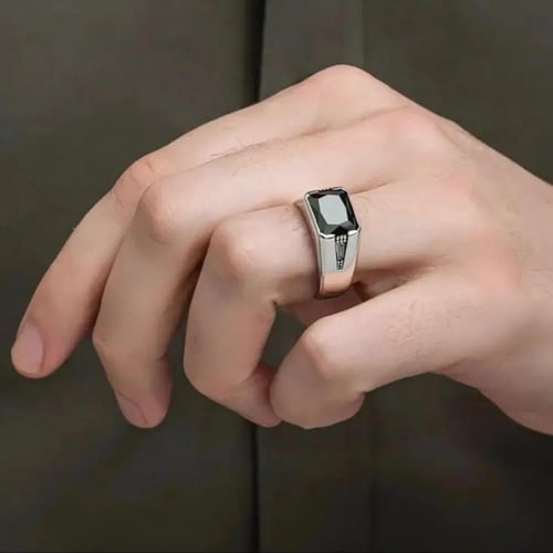 خاتم فضة أنيق بصياغة ناعمة و مرصع بحجر زركون أسود...