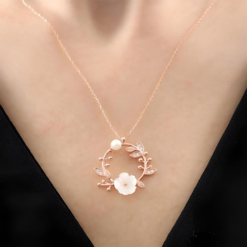 قلادة نسائية أنيقة فضة مطلية ذهب ومزينة ببراعم زهر...