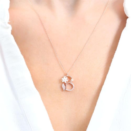 سلسال فضة راقي مطلي بالذهب، يحمل حرف (B) مرصّع بفص...