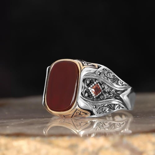 خاتم راقي مصاغ بزخارف تراثية تلتقي بالأناقة المعاص...