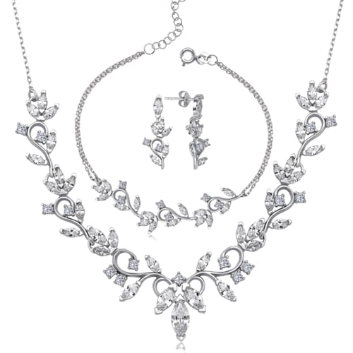 طقم فضة لإطلالة تنبض بالفخامة واللمعان مع أحجار وف...