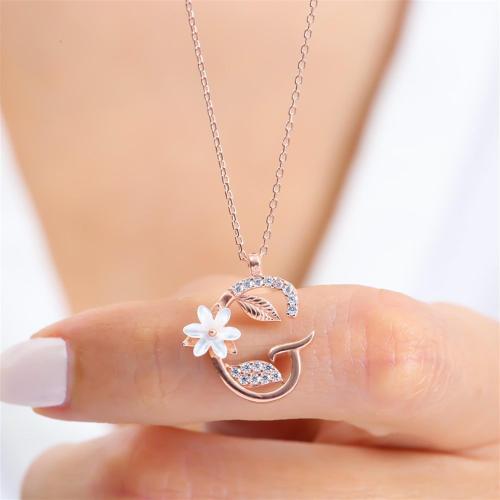 سلسال فضة راقي مطلي بالذهب، يحمل حرف (G) مرصّع بفص...