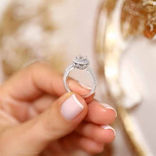 خاتم فخم فضة عيار 925 مصاغة بشكل أنيق ومرصعة بفصوص...