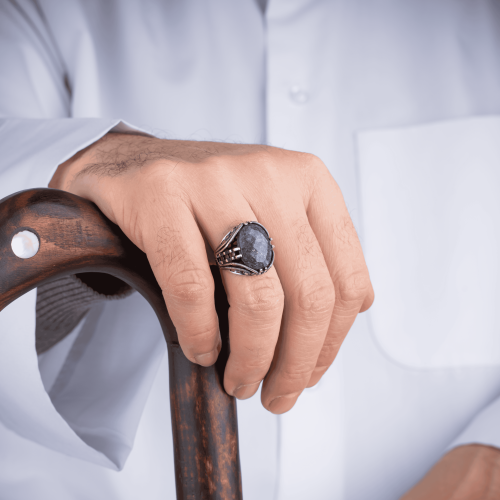 خاتم عصري مصاغ بتفاصيل هندسية راقية ومرصع بحجر لاز...