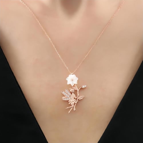 قلادة ملاك الحظ فضة بصياغة أنيقة مزينة بزهرة بيضاء...