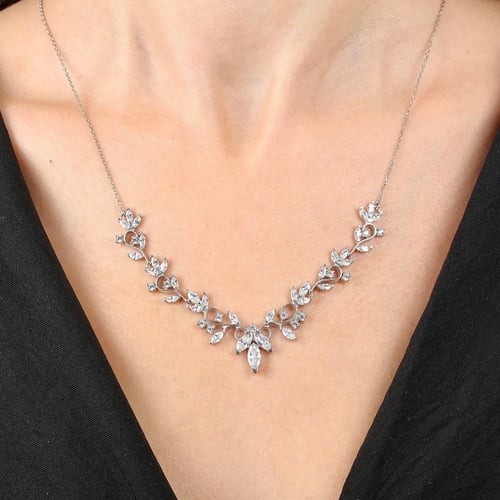 طقم فضة لإطلالة تنبض بالفخامة واللمعان مع أحجار وف...