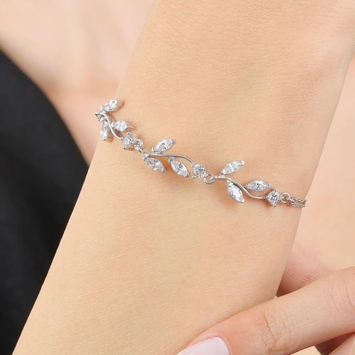 طقم فضة نسائي راقي بتفاصيل دقيقة وأحجار سوارفيسكي...