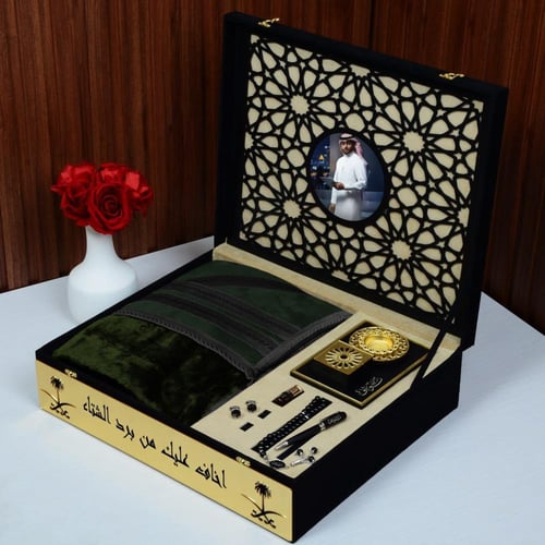 بوكس إهداء شتوي فاخر يتميز بخلفية خشبية راقية و وا...