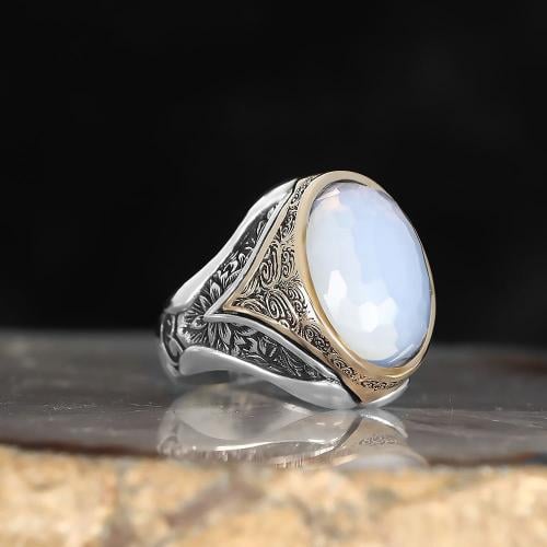 خاتم عصري مرصع بحجر القمر وبنحت يدوي راقي من الفضة...