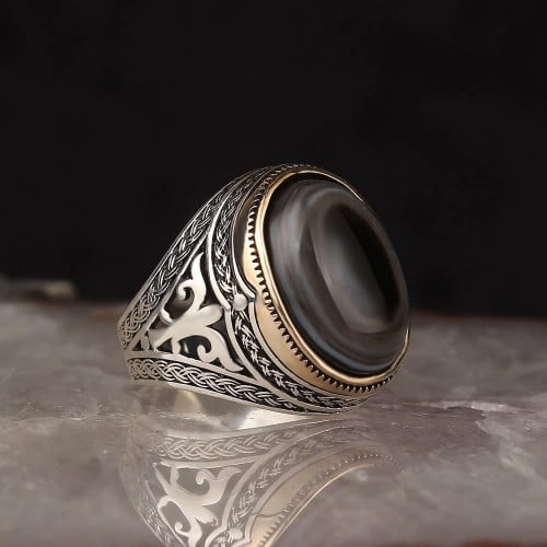 خاتم مصاغ بنقش راقي من الفضة الخالصة ومرصع بحجر عق...