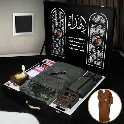 بوكس شتوي رجالي فاخر يتميز بخلفية خشب راقية بصورة...