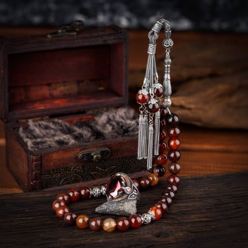 طقم فخم بسبحة عقيق مميزة وبخاتم فضة راقي مرصع بحجر...