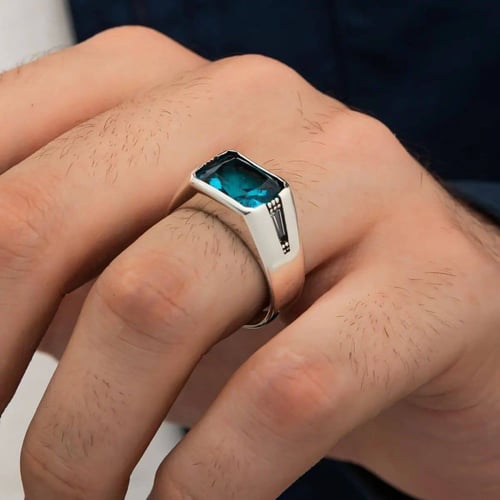 خاتم فضة أنيق بصياغة ناعمة و مرصع بحجر زركون أزرق...