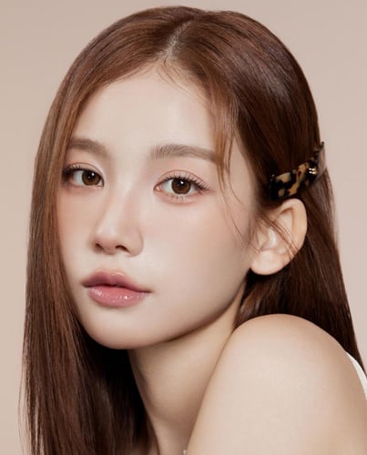 عدسات LOLOA لون العدسة : داليا براون