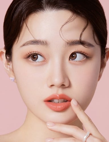 عدسات LOLOA لون العدسه : بني محدد