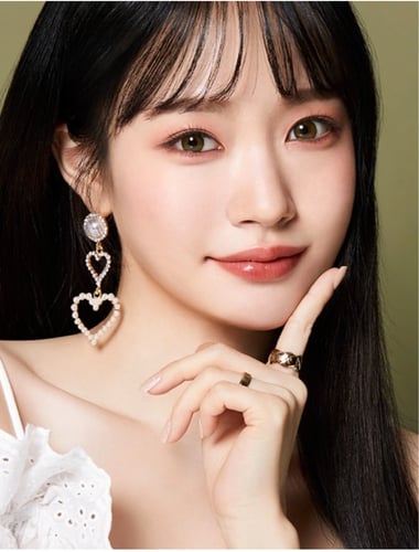 عدسات LOLOA لون العدسه : زيتوني محدد