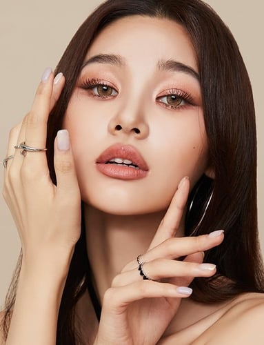 عدسات LOLOA لون العدسه : براون متوهج