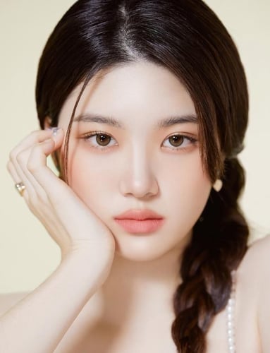 عدسات LOLOA لون العدسه : زيتوني محدد