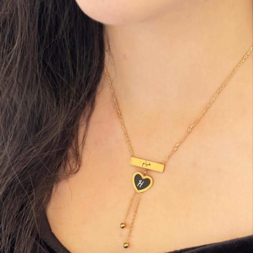 سلسال بتصميم الاسم والحرف داخل قلب