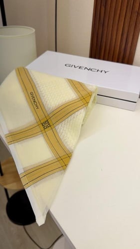 شماغ جيفنشي 2026 كلاسيك