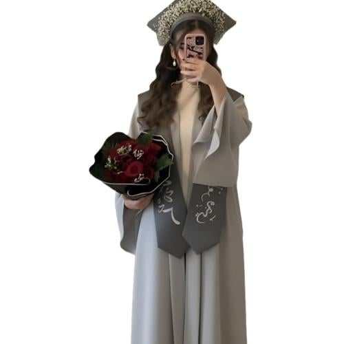 عباية تخرج رمادي فاتح 2026 – فخامة وأناقة